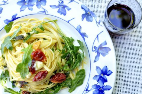 tallarines-con-rucula-mozarella-y-cherries-caramelizados-09