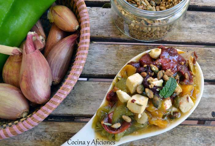 tapa-de-pimientos-chalotas-y-queso-feta-romero-5