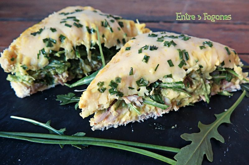 presentacion-sandwich-pollo-asado-con-aguacate-y-rucula-800x532